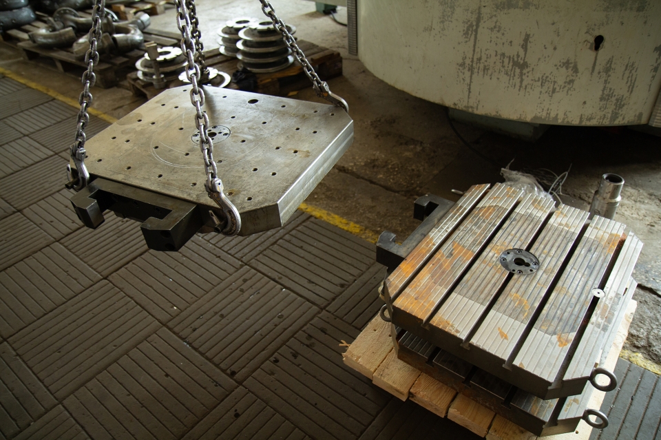 Within the framework of the plant, it may be a small trifle, but it's still nice. And in modern realities, it's not cheap at all. On a large bicameral milling machine DMG DMC 80 H, the pallets themselves change. More versatile ones with T-shaped slots will be installed. And in our case, when milling swivel housings of different sizes, this nuance will be very useful.https://www.rngi.ru/#rngi #plant #machine