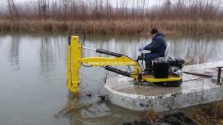 Плавающий полноповоротный миниэкскаватор. Fully-rotation floating mini-excavator